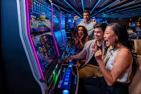 iwbed Sportsbook APP ဖြင့် မိုဘိုင်းပေါ်တွင် ဘောလုံးလောင်းကစား ပြုနေသောမြင်ကွင်း